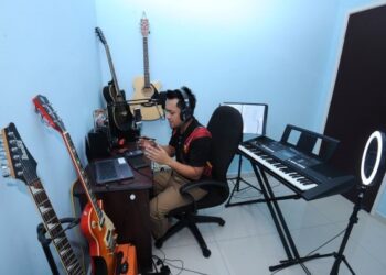 MOHD. Basyir Baharudin mengendalikan proses PdPR di studio muzik di dalam rumahnya di Taman Bandar Springhill, Port Dickson. –UTUSAN/MOHD. SHAHJEHAN MAAMIN