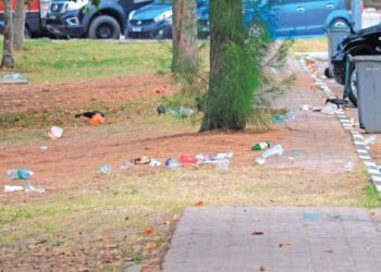 BOTOL-botol plastik dan kaca, bekas makanan kelihatan bertaburan ketika tinjauan Utusan Malaysia di sekitar Pantai Bagan Pinang, Port Dickson, semalam. – UTUSAN/BADRUL HAFIZAN MAT ISA.
