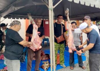 MUHAMMAD Allif Ibrahim (kanan) bersama pengerusi MPKK di DUN Kota menyertai Program Korban Perdana di Dewan Orang Ramai Chengkau, Rembau hari ini.-UTUSAN/NOR AINNA HAMZAH.