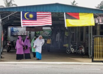 PELAJAR-pelajar SMA Chuah yang masih menggunakan bangunan lama dan kelas kabin yang berada di dalam kawasan Masjid Kariah Kampung Chuah, Port Dickson.-UTUSAN/MOHD. SHAHJEHAN MAAMIN.
