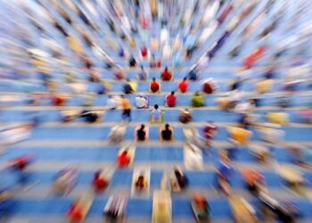 JEMAAH menunaikan solat Jumaat di Masjid Sri Sendayan. - UTUSAN/MOHD. SHAHJEHAN MAAMIN