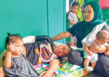 SITI Nurliyana Rosli bersama suaminya, Zamri Jamaludin dan anak-anak mereka ketika ditemui di Kampung Sawah Lebar, Kuala Pilah, Negeri Sembilan. - FOTO/NOR SHAFAWATI YUP
