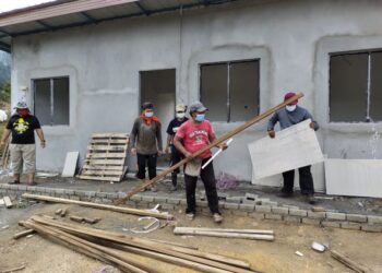 IZAMRI Med (baju kelabu) bersama tiga guru tahfiz dan tukang masak Tahfiz Al-Gontory menyiapkan tempahan sebuah rumah di Kampung Sri Kendong, Rembau, semalam -UTUSAN/ NOR AINNA HAMZAH.