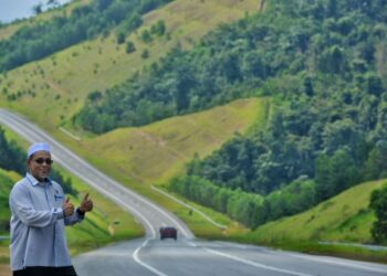 KERAJAAN negeri mahupun Kerajaan Persekutuan patut duduk bersama-sama untuk menjadikan Jalan Temiang-Pantai sebagai produk pelancongan. – UTUSAN/MOHD. SHAHJEHAN MAAMIN