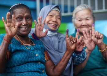 SEREMBAN 19 Nov.- WARGA emas, Siti Aminah Omar, 79,
P. Variammah, 72, dan Yop Mooi, 81, masing-masing menunjukkan jari yang telah dicelup dengan dakwat selepas selesai mengundi di pusat mengundi di SRJK Cina Chung Hua, Rantau, Seremban hari ini.- UTUSAN/MOHD. SHAHJEHAN MAAMIN.