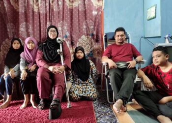 KHAIRUL Asuad Mohd. Shukor dan isterinya, Rosiah Mohd. Shah bersama empat orang anak ketika ditemui di rumah mereka di Kampung Pasir Besar, Gemas, Tampin baru-baru ini. – UTUSAN/NOR AINNA HAMZAH