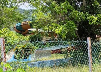 ANTARA peralatan permainan di taman tema air, Wet World Air Panas Resort di Pedas, Rembau yang usang dan terbiar sejak pelaksanaan PKP ekoran pandemik Covid-19 yang lalu.-UTUSAN/NOR AINNA HAMZAH.