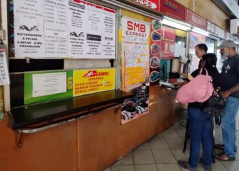 SUASANA kaunter tiket bas di Stesen Bas Terminal 1, Seremban menjelang dua minggu sebelum ketibaan Aidilfitri.