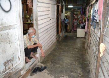 KEADAAN di dalam sebuah rumah usang yang dihuni kebanyakannya warga emas yang uzur dan tidak berkemampuan di Jalan Quek Kai Dong (Jalan Limbok), Seremban. – UTUSAN/ZAKKINA WATI AHMAD TARMIZI