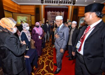 IDRIS Ahmad beramah mesra bersama peserta Muzakarah Zakat Kebangsaan di Nilai, Seremban, semalam. -UTUSAN/MOHD. SHAHJEHAN MAAMIN.