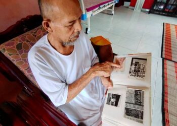 - ZAINAL Abdullah menujukkan gambar kenangannya sepanjang perkhidmatan sebagai anggota tentera ketika ditemui Utusan Malaysia di rumahnya di Kampung Masjid Terentang, Batu Kikir, Jempol, kelmarin.-UTUSAN/NURULAZMA SHAFIQAH KHAIRUL AZHAR.