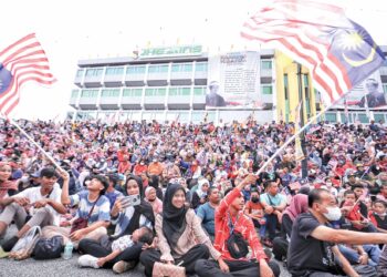 RAKYAT hanya mahukan keamanan, kestabilan politik dan ekonomi negara segera dipulihkan. –
UTUSAN/MOHD. SHAHJEHAN MAAMIN