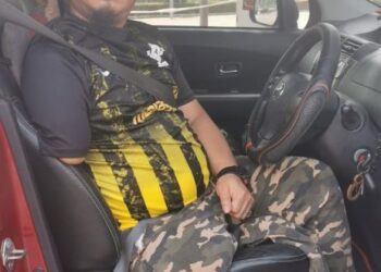 MOHD. Radzuan Mohamad mampu memandu keretanya seorang diri walaupun hanya mempunyai satu tangan dan satu kaki. - FOTO/AFIFI HAFIZ MOHD. NOR