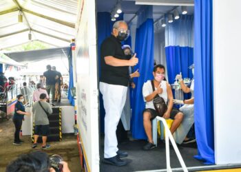 ANNUAR Musa meninjau pemberian vaksin bergerak di Pasar Borong Selayang, Kuala Lumpur. 