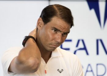 RAFAEL Nadal ketika mengumumkan penarikan diri daripada 
Terbuka Perancis di Rafa Nadal Academy, Manacor, Sepanyol semalam. – AFP