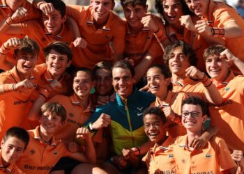 Rafael Nadal meraikan kejayaanya bersama-sama peminatnya.-AFP
