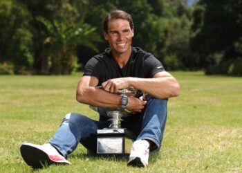 RAFAEL Nadal bersama trofi Terbuka Australia selepas mengalahkan Daniil Medvedev di Melbourne semalam. – AFP