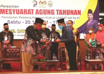 ZAMRI Yaakob (tengah) menyaksikan Abdul Razak Khasbullah (kiri) menyampaikan zakat  perniagaan kepada wakil Lembaga Zakat Selangor (LZS) selepas merasmikan Mesyuarat Agung Tahunan PPK Kuala Langat di Amverton, Pulau Carey, Selangor, hari ini. - FOTO/ABDUL RAZAK IDRIS