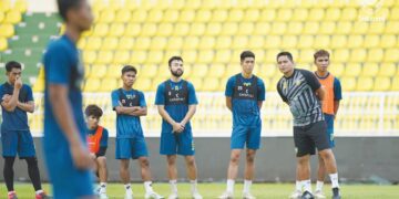 NAFUZI Zain (kanan) mahu pemainnya raih kemenangan ketika menentang Perak FC malam esok.