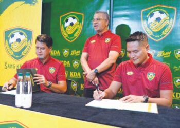 MOHD. Nafuzi Zain (kanan) menandatangani kontrak sambil disaksikan Mohd. Daud Bakar (tengah) dan Khamal Idris Ali pada Majlis Pemeteraian MoU Bersama Rakan Strategik serta Memperkenalkan Barisan Kejurulatihan KDA FC di House Of Sang Kenari, Alor Setar semalam.