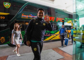 NAFUZI Zain dan pasukan Kedah tiba di Ipoh semalam untuk aksi Liga Super menentang Perak malam ini. - IHSAN KDA FC