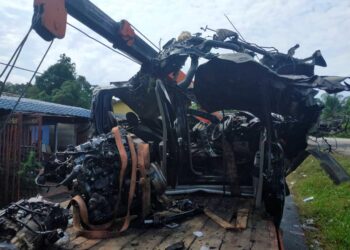 KEADAAN kenderaan yang terbabit nahas jalan raya di Jalan Kota Bharu-Gua Musang berhampiran Kampung Pahi, Kuala Krai, Kelantan, semalam. - UTUSAN/BAHRUDDIN HATTA