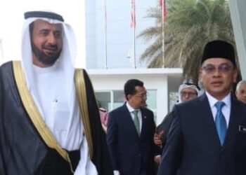 MOHD. Na'im Mokhtar (kanan) menyambut ketibaan Tawfiq Fawzan Muhammed Al Rabiah di Kompleks Islam Putrajaya, hari ini. - FOTO/FAISOL MUSTAFA