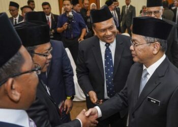 DR. MOHD. Nai’m Mokhtar beramah mesra bersama sebahagian peguam syarie selepas menyempurnakan Majlis Pelancaran Program Konsultansi Syariah Secara Percuma Sempena Ramadan di Kompleks Mahkamah Syaria Kuala Lumpur hari ini. - FOTO/MUHAMAD IQBAL ROSLI