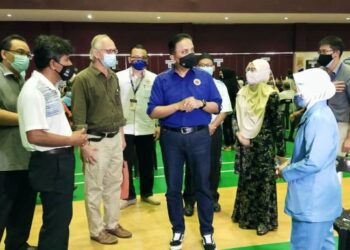 REEZAL Merican Naina Merican meninjau proses vaksinasi di PPV Dewan Milenium Kepala Batas, Pulau Pinang.