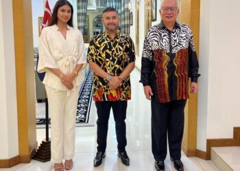 Najib Tun Razak (kanan) bersama Tunku Ismail dan isteri baginda, Che' Puan Khaleeda Bustaman. - Sumber Facebook Najib Tun Razak