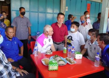 NAJIB Tun Razak berbual mesra dengan komuniti Cina ketika mengadakan walkabout di Pekan Sanglang, Benut, di Pontian, Johor. - FOTO/KHAIRUL MOHD. ALI