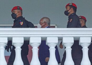 Najib Tun Razak diiringi pegawai penjara tanpa bergari di Kompleks Mahkamah Kuala Lumpur semalam bagi hadir perbicaraan kes penyelewengan dana RM2.3 bilion 1Malaysia Development Berhad (1MDB) . - UTUSAN/FARIZ RUSADIO