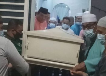 JENAZAH Namat Abdullah dibawa keluar dari rumah menantunya ke van jenazah untuk dibawa ke Sungai Petani dari Taiping hari ini. - FOTO/WAT KAMAL ABAS