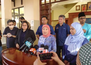 NANCY SHUKRI dalam sidang akhbar semasa melawat rumah perlindungan kanak-kanak di Johor Bahru.