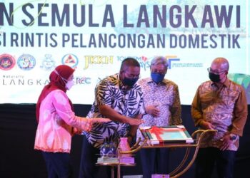 MUHAMMAD Sanusi Md. Nor (dua dari kiri) melakukan gimit pelancaran pada Majlis Pelancaran inisiatif Pembukaan Semula Sektor Pelancongan di Langkawi malam tadi. - FOTO/SHAHIR NOORDIN