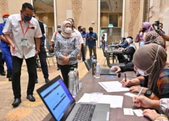 NANCY Shukri (dua dari kiri) melawat PPV di LICC, Langkawi hari ini. - UTUSAN/NUR AMALINA AZMAN