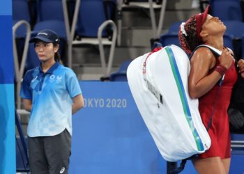 REAKSI Naomi Osaka ketika meninggalkan gelanggang selepas tewas kepada pemain Republik
Czech, Marketa Vondrousova di Pusat Tenis Ariake, Tokyo semalam. - AFP