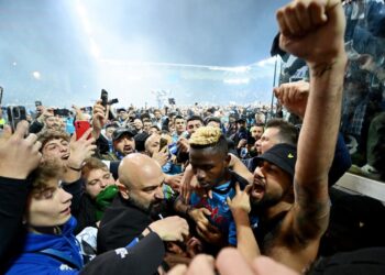 PENYOKONG Napoli menyerbu ke dalam padang untuk meraikan kejayaan Napoli bersama Victor Osimhen (tengah) ketika menentang Udinese.