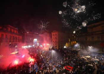 RIBUAN peminat membanjiri bandar Naples ketika meraikan kejayaan Napoli merangkul kejuaraan Serie A buat kali pertama sejak Dego Maradona melakukannya bersama pasukan pada 1990. - AFP
