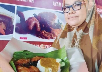 MAZENAH Awang menunjukkan antara menu yang terdapat di Warung Mazenah di Kuantan, Pahang.