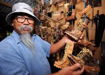 NATIMAN Samikon menunjukkan koleksi reka bentuk dengan ukiran kayu unik yang dihasilkannya  di Kampung Sawah, Bukit Pelandok, Port Dickson. Negeri Sembilan baru-
baru ini.– 
UTUSAN/
MOHD. 
SHAHJEHAN MAAMIN.