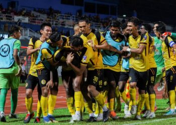 PEMAIN Negeri Sembilan meraikan gol kemenangan yang disempurnakan Sean Selvaraj ketika menumpaskan Selangor 3-2 dalam saingan Liga Super di Petaling Jaya kelmarin. - UTUSAN/SHIDDIEQIIN ZON