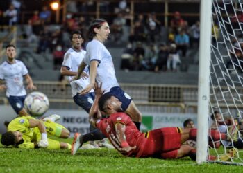 Penyerang Negeri Sembilan Matheus Alves Leandro terlepas peluang untuk menampan bola ke gawang gol Kuala Lumpur City dalam aksi Liga Super 2022 di Stadium Tuanku Abdul Rahman, Paroi, Seremban malam tadi.-UTUSAN/MOHD. SHAHJEHAN MAAMIN.