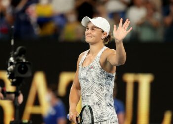 Ashleigh Barty meraikan kejayaan menyingkirkan Madison Keys pada separuh akhir Terbuka Australia di Melbourne hari ini. - AFP