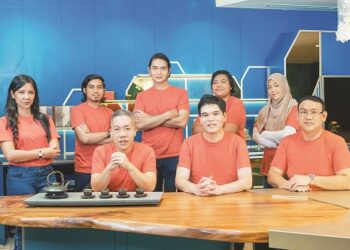 JEREMY Mah (depan, tengah) bersama pegawai dan kakitangan NeuXP.