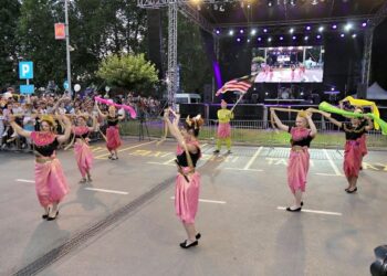 Kumpulan Chenderawasih yang diwakili oleh semua warga negara Serbia  mempamerkan tarian Malaysia yang memukau penonton  dalam Karnival Antarabangsa Pancevo di Belgrade, baru-baru ini - Ehsan/Kedutaan Besar Malaysia di Belgrade.