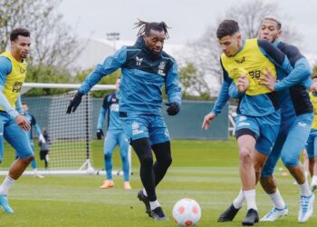 BRUNO Guimaraes (dua, kanan) menjalani latihan akhir bersama Newcastle semalam menjelang pertemuan menentang Liverpool dalam aksi Liga Perdana Inggeris hari ini.
