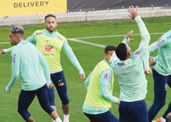 NEYMAR (dua, kiri) menjalani latihan bersama skuad Brazil di Turin kelmarin dalam persiapan menghadapi Piala Dunia 2022. – AFP