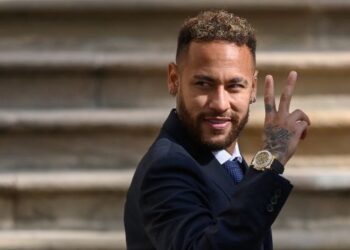 NEYMAR ketika hadir dalam perbicaraan kes penipuan di mahkamah Barcelona minggu lalu. – AFP