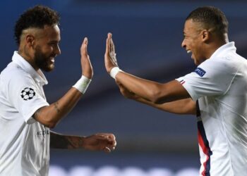 KYLIAN Mbappe (kiri) dan Neymar yang memaksa PSG berbelanja besar menjadi sandaran utama mereka untuk menjulang trofi Liga Juara-Juara buat kali pertama.